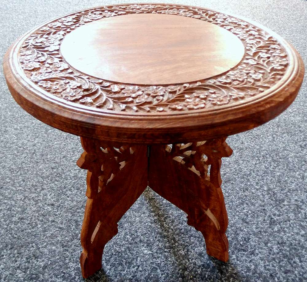 Dřevěný vyřezávaný skládací stolek trojnožka